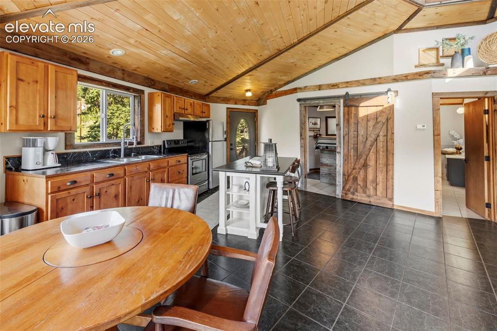 Image 8 of 50: Dining Area