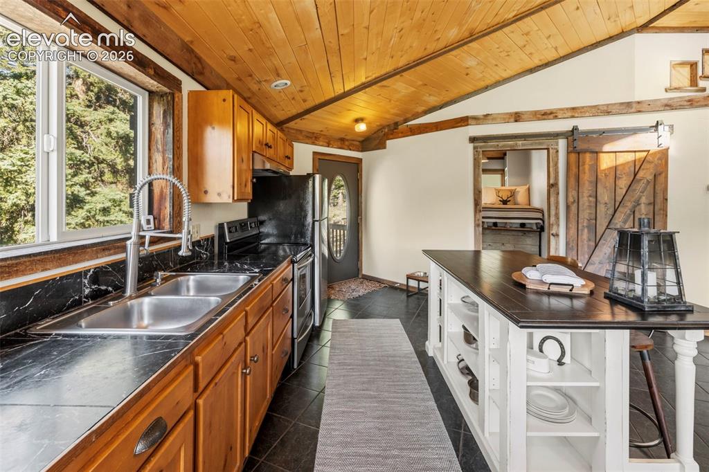 Image 9 of 50: Kitchen