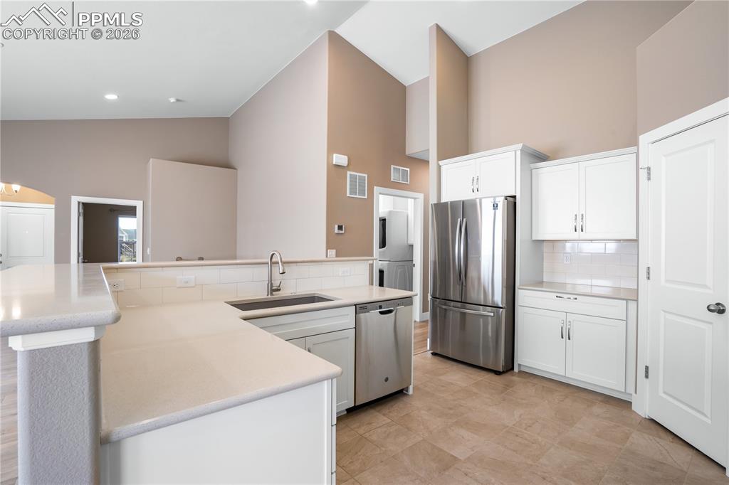 Image 11 of 50: Kitchen