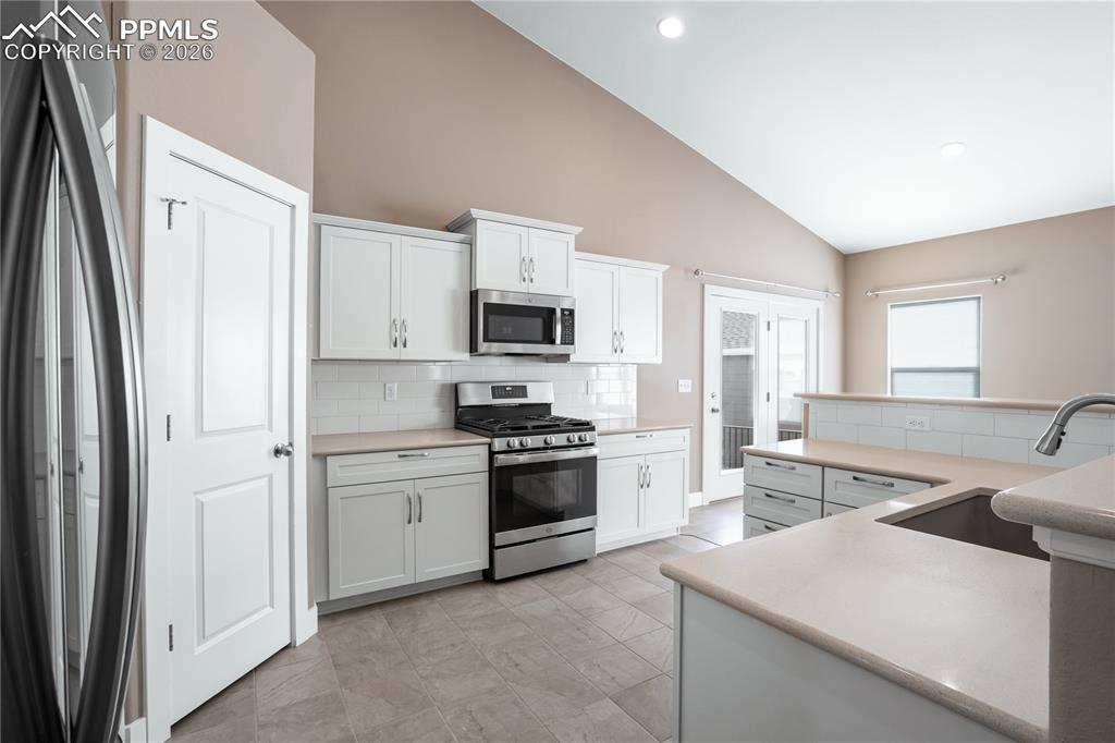 Image 12 of 50: Kitchen