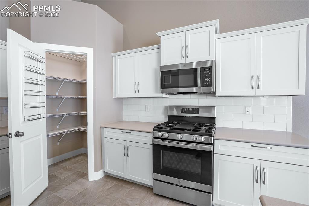 Image 13 of 50: Kitchen