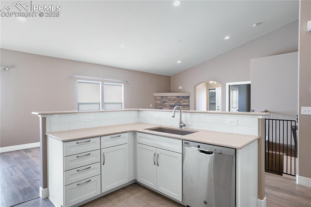 Image 15 of 50: Kitchen