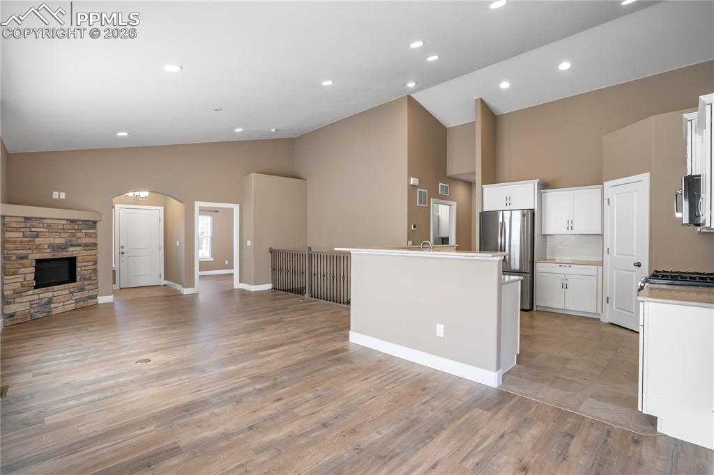 Image 5 of 50: Kitchen