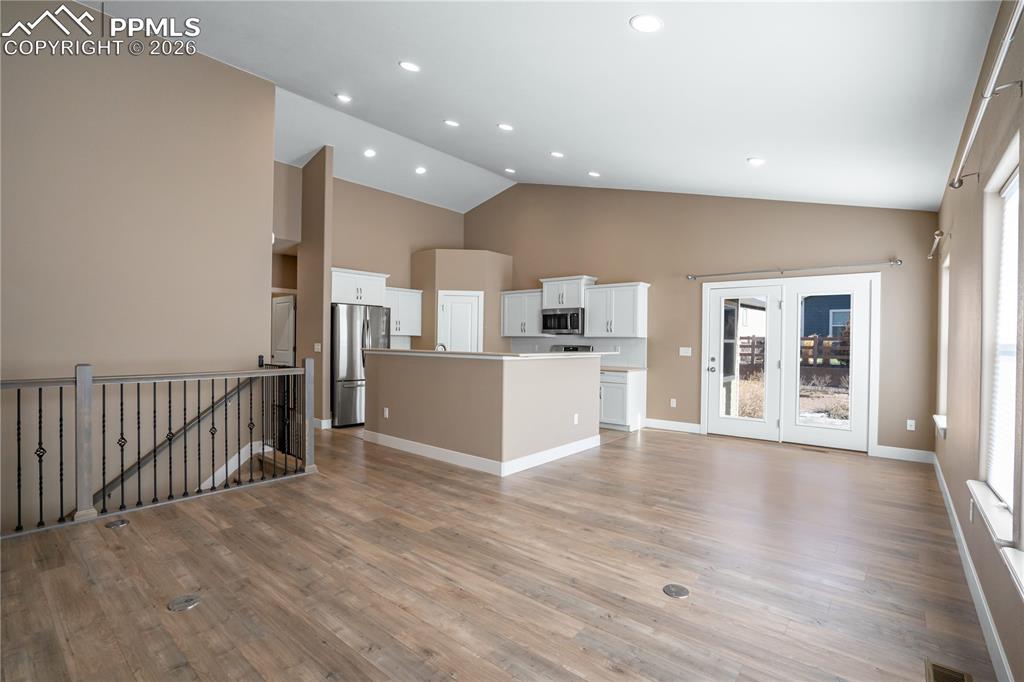 Image 6 of 50: Living Room