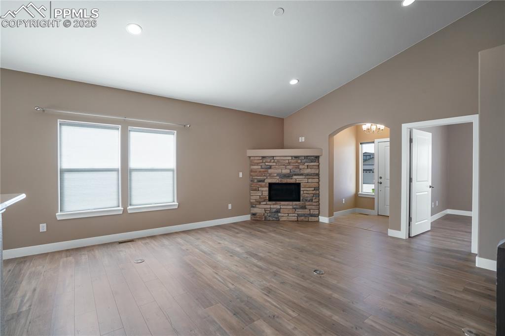 Image 7 of 50: Living Room