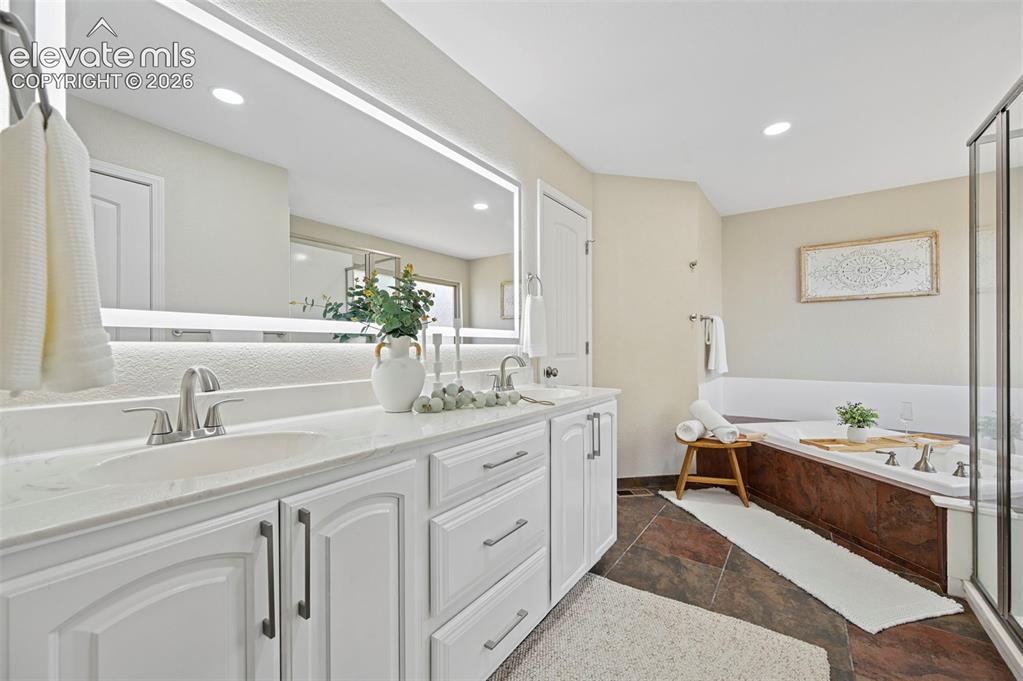 Image 16 of 16: Bathroom