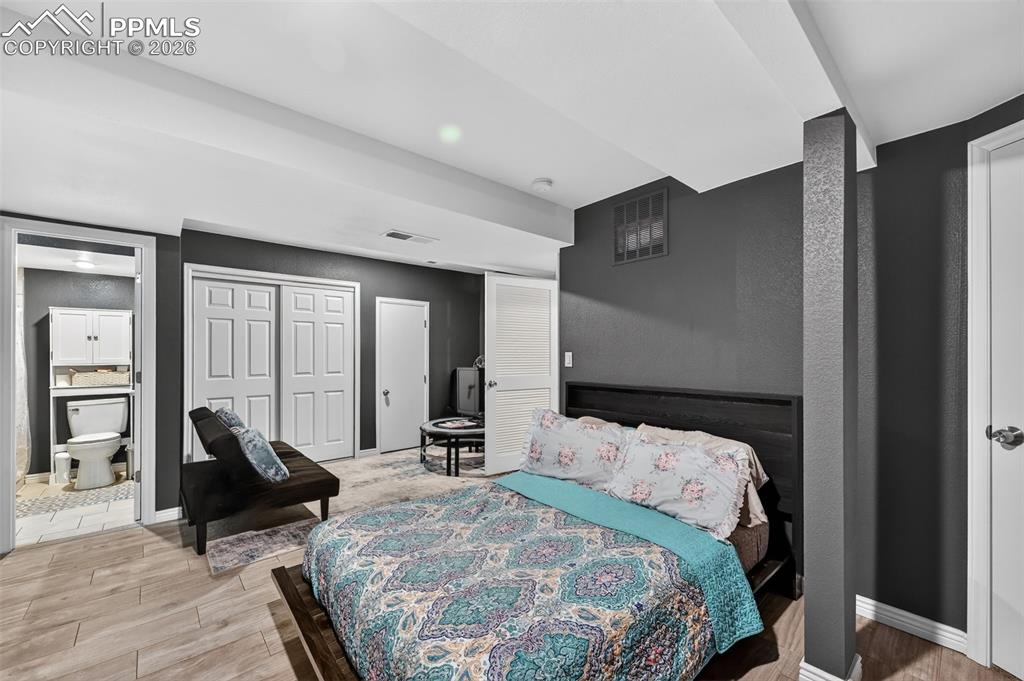 Image 17 of 21: Bedroom