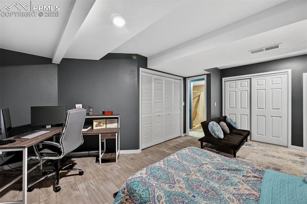 Image 18 of 21: Bedroom