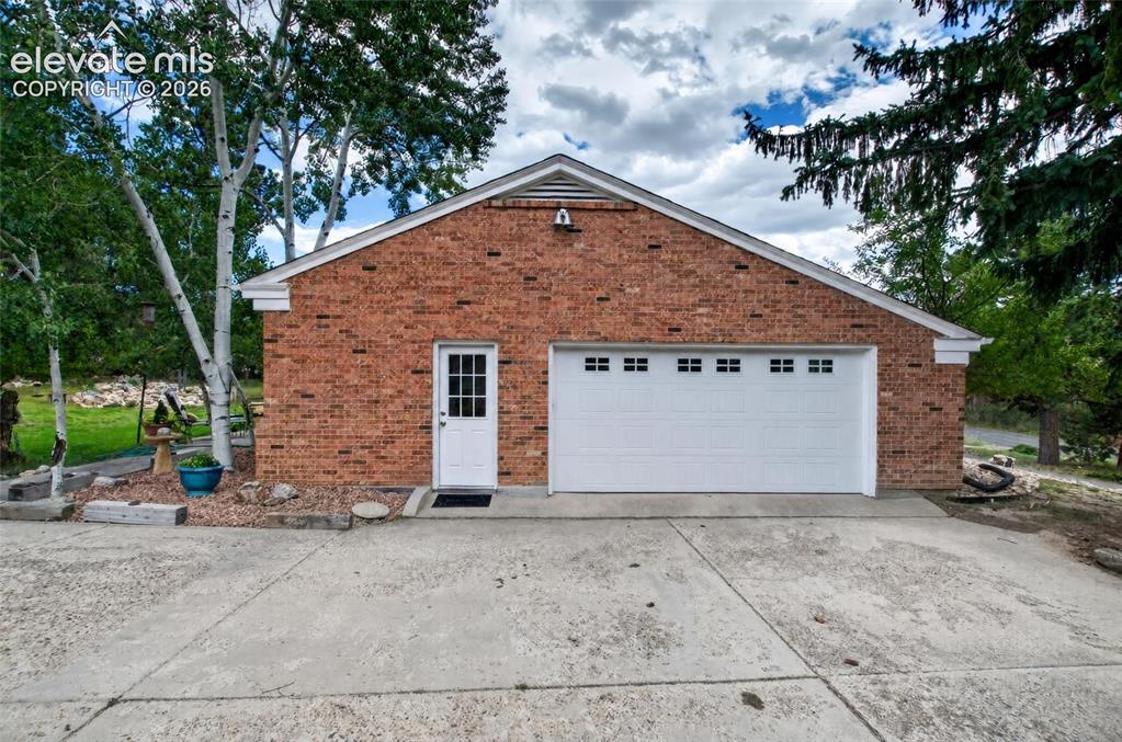 Image 32 of 43: Spacious 2 car garage