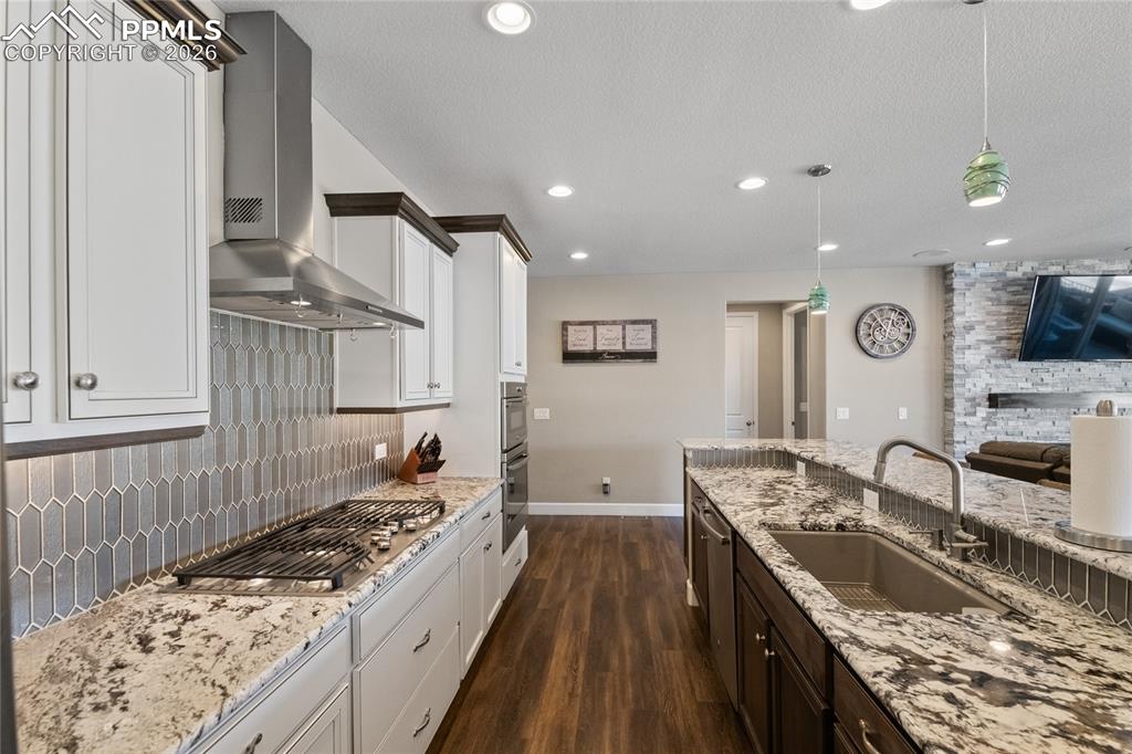 Image 10 of 50: Kitchen