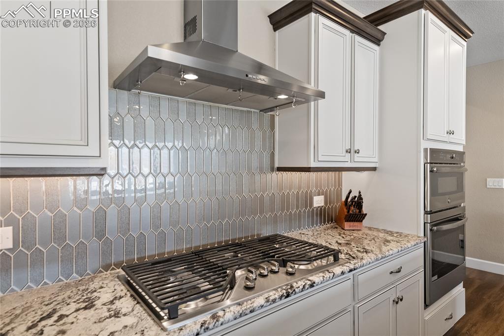 Image 11 of 50: Kitchen