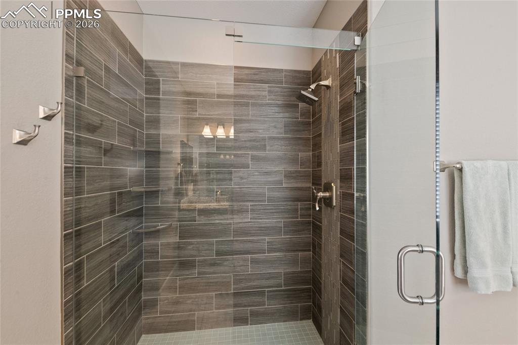 Image 17 of 50: Bathroom