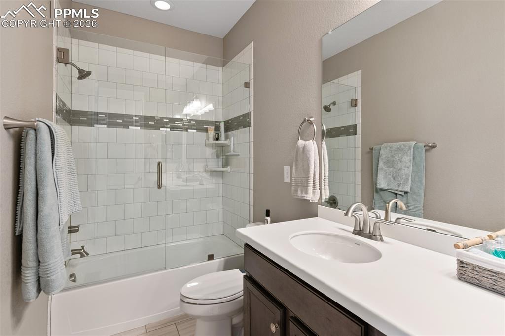 Image 19 of 50: Bathroom