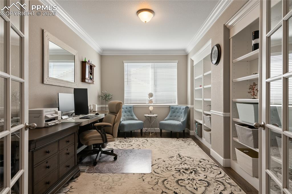 Image 22 of 50: Office