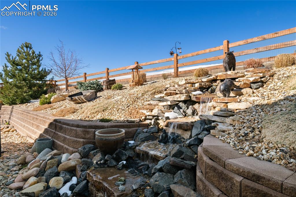 Image 33 of 50: Yard