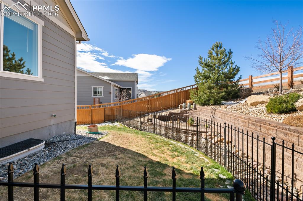 Image 35 of 50: Yard