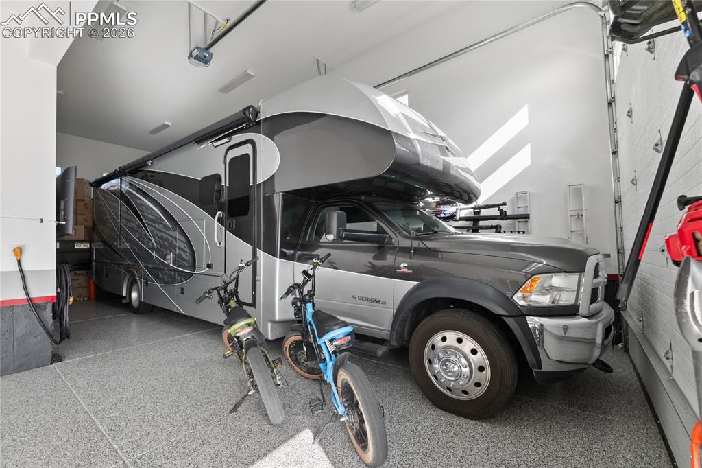 Image 38 of 50: Garage