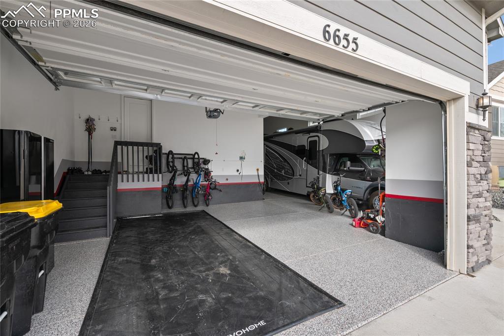 Image 39 of 50: Garage