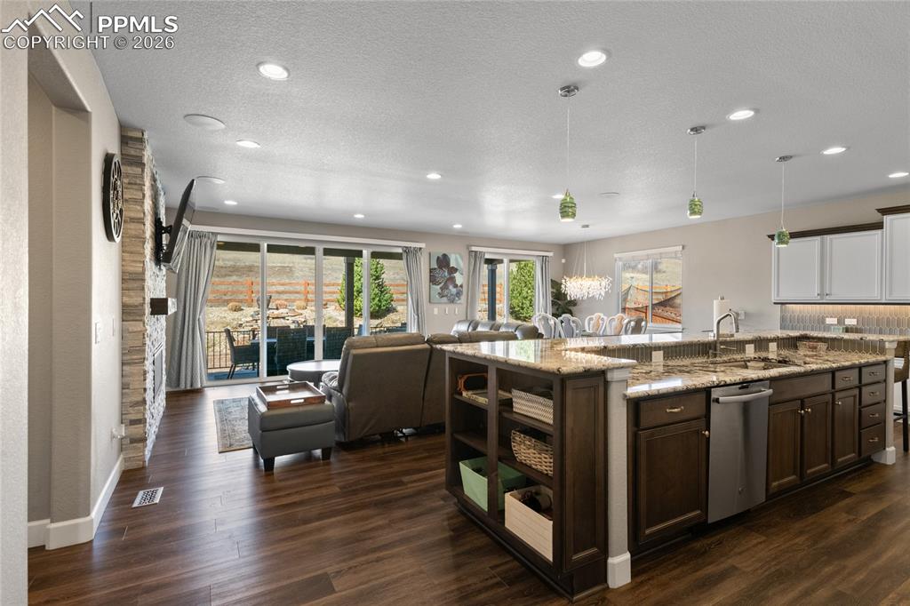 Image 5 of 50: Kitchen