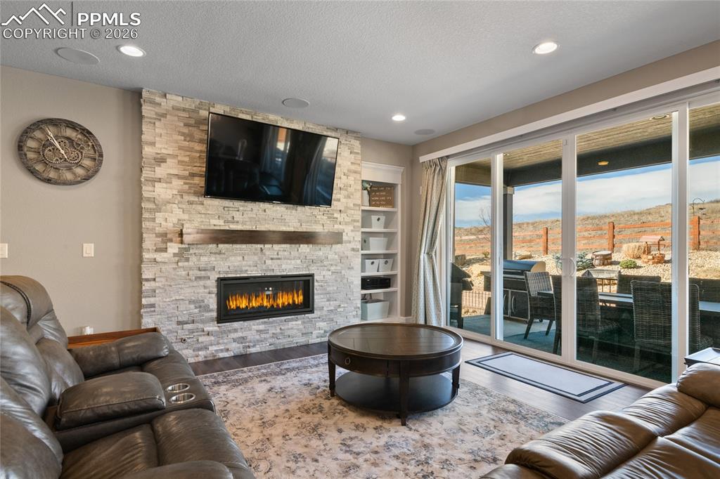 Image 7 of 50: Living Room