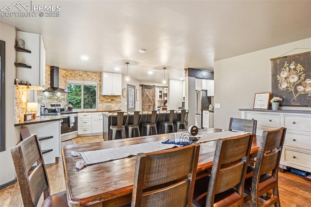 Image 10 of 50: Dining Area