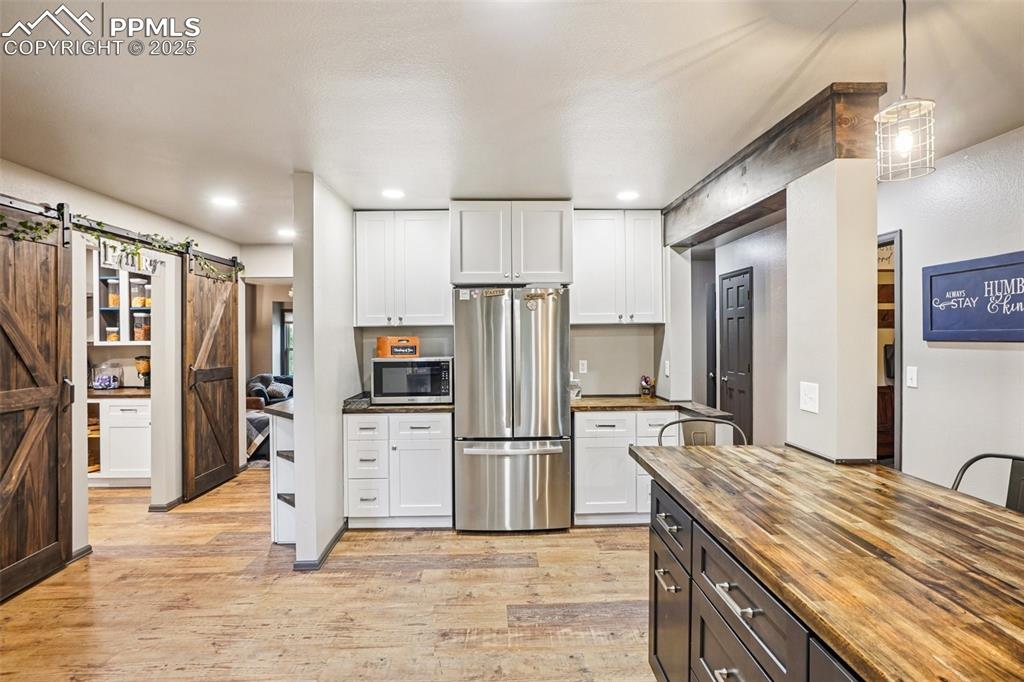 Image 15 of 50: Kitchen