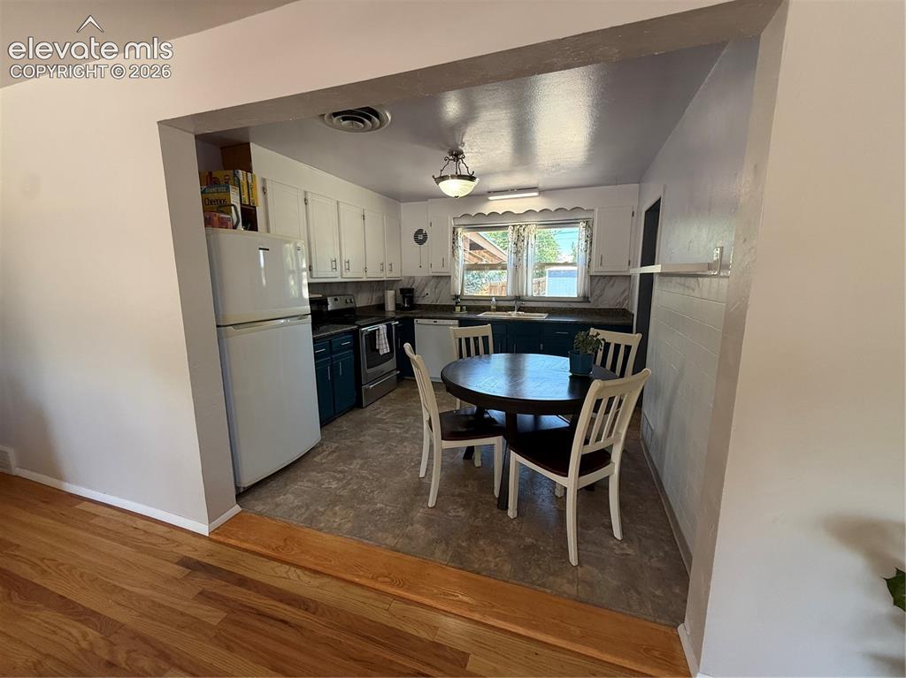 Image 11 of 41: Kitchen
