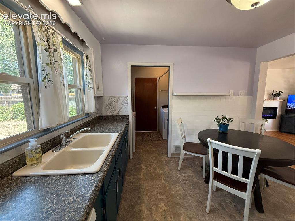 Image 13 of 41: Kitchen