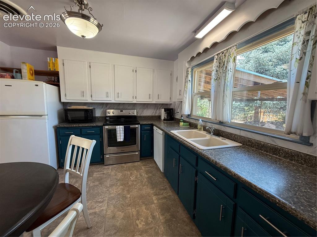 Image 14 of 41: Kitchen