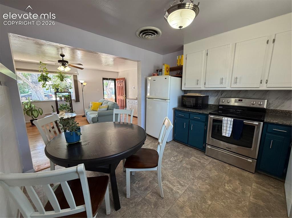 Image 15 of 41: Kitchen