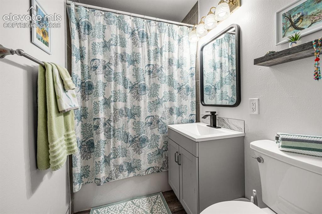 Image 17 of 41: Bathroom