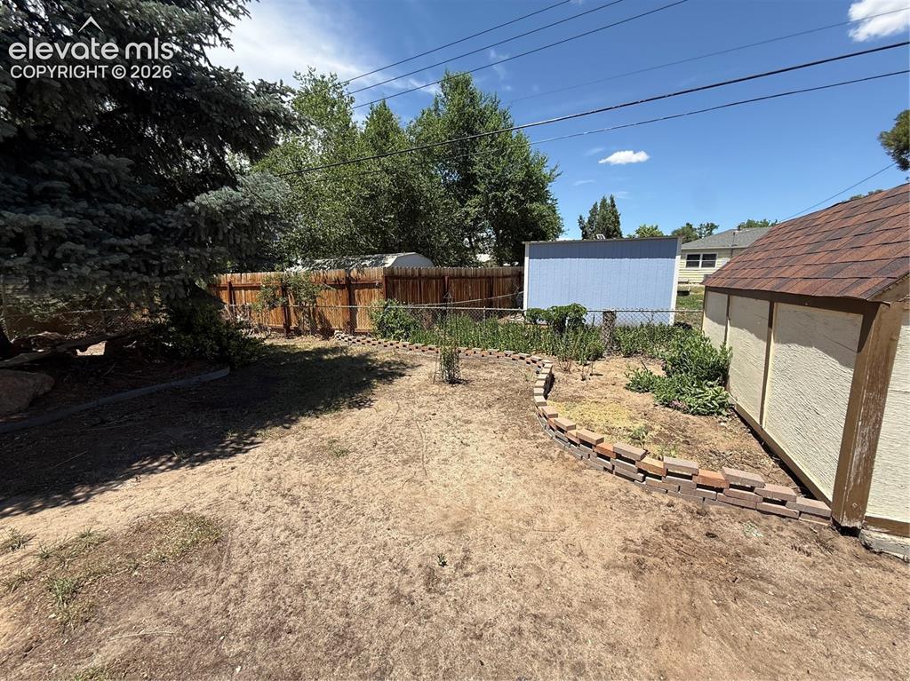 Image 36 of 41: Yard