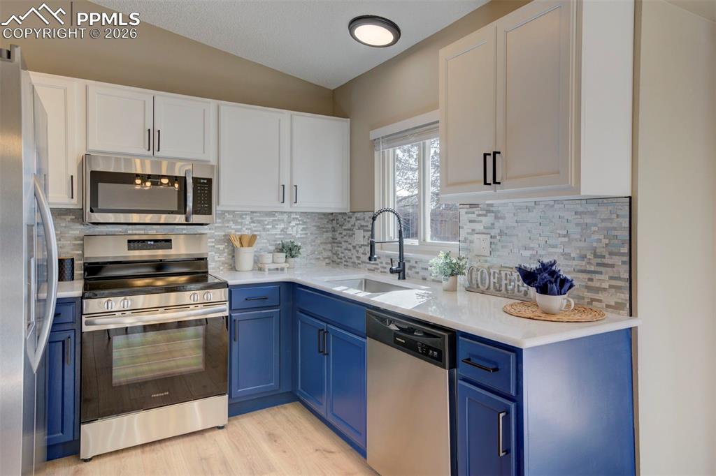 Image 10 of 35: Kitchen