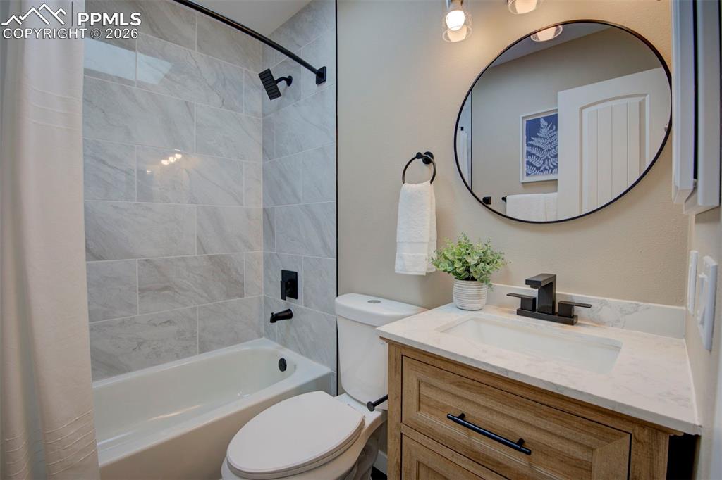 Image 23 of 35: Bathroom