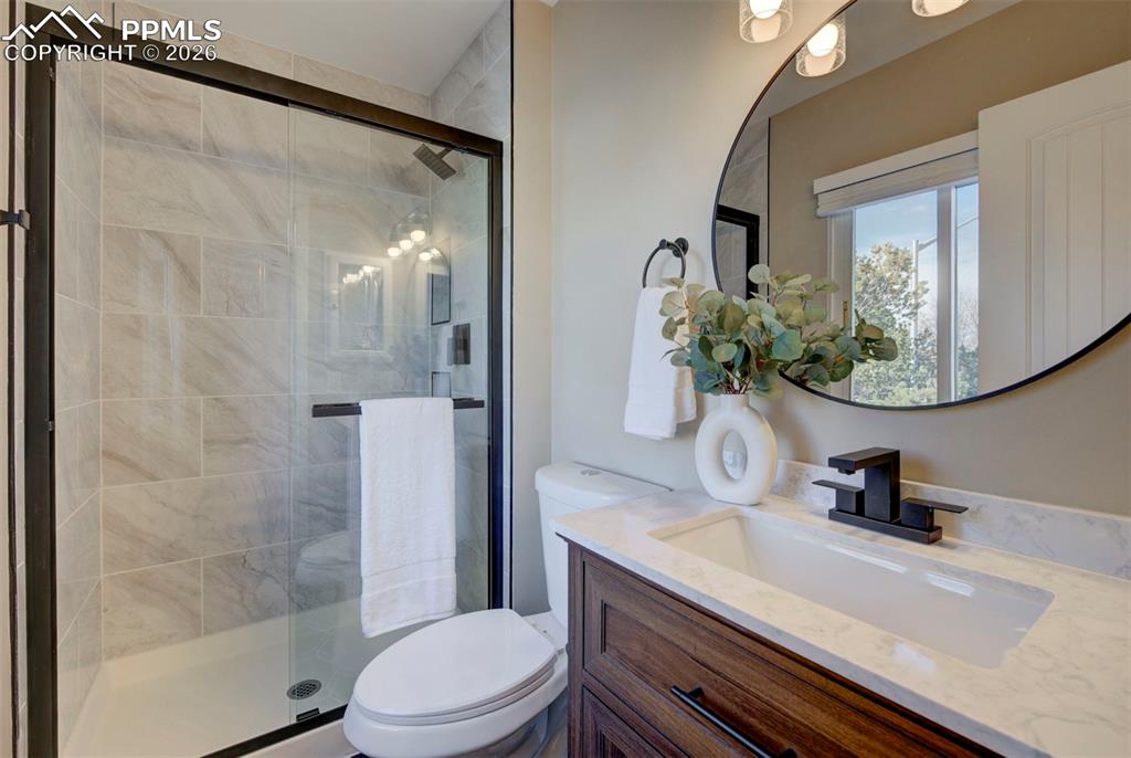 Image 25 of 35: Bathroom