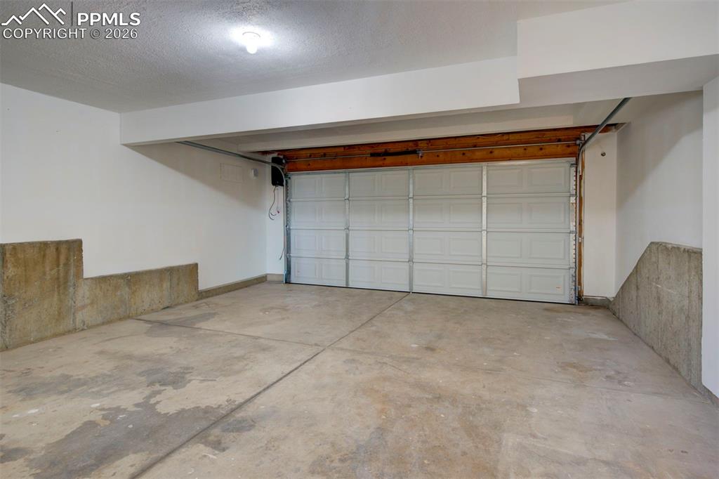 Image 30 of 35: Garage