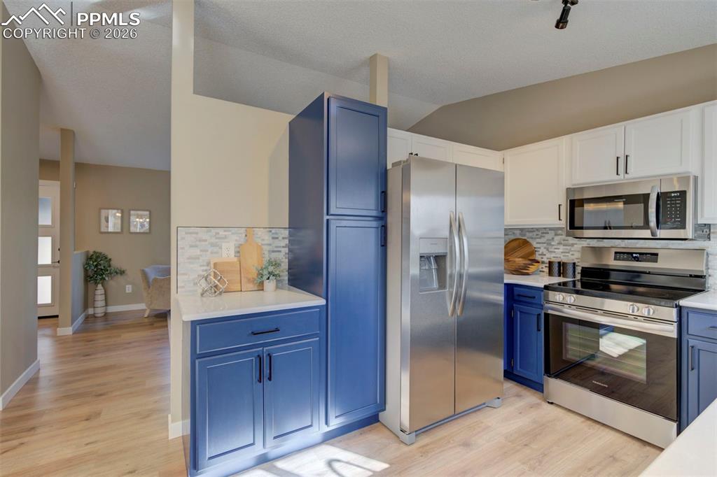 Image 9 of 35: Kitchen