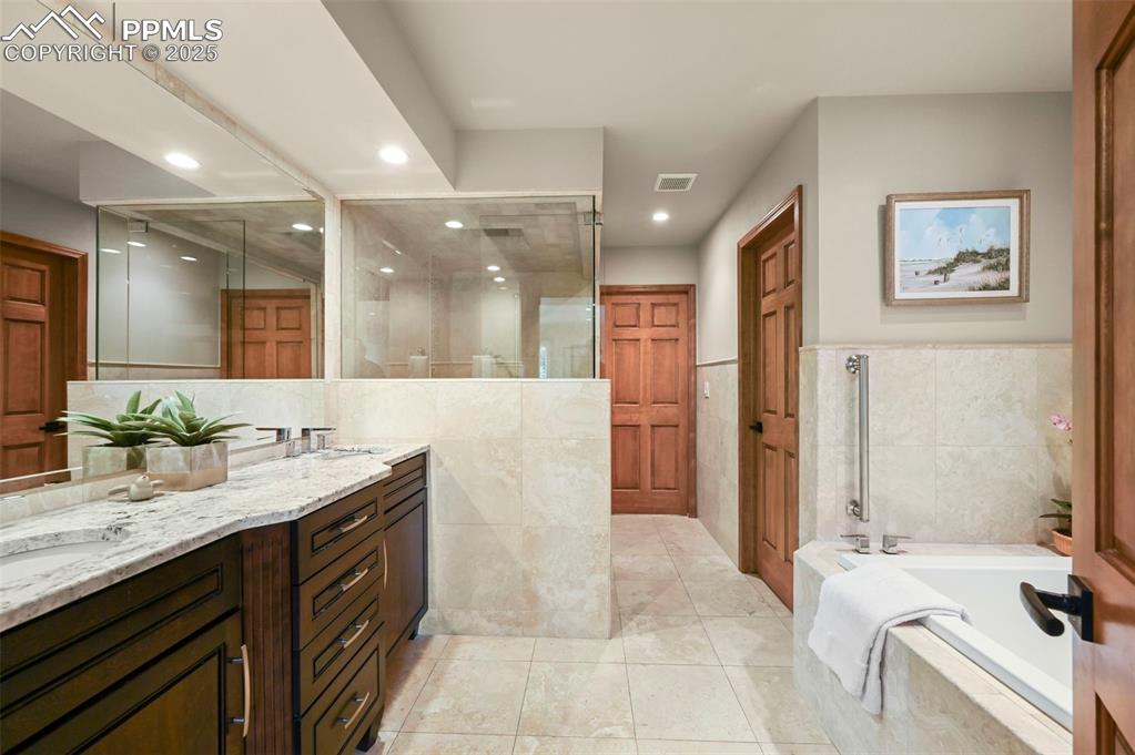 Image 24 of 49: Main level primary en-suite bath