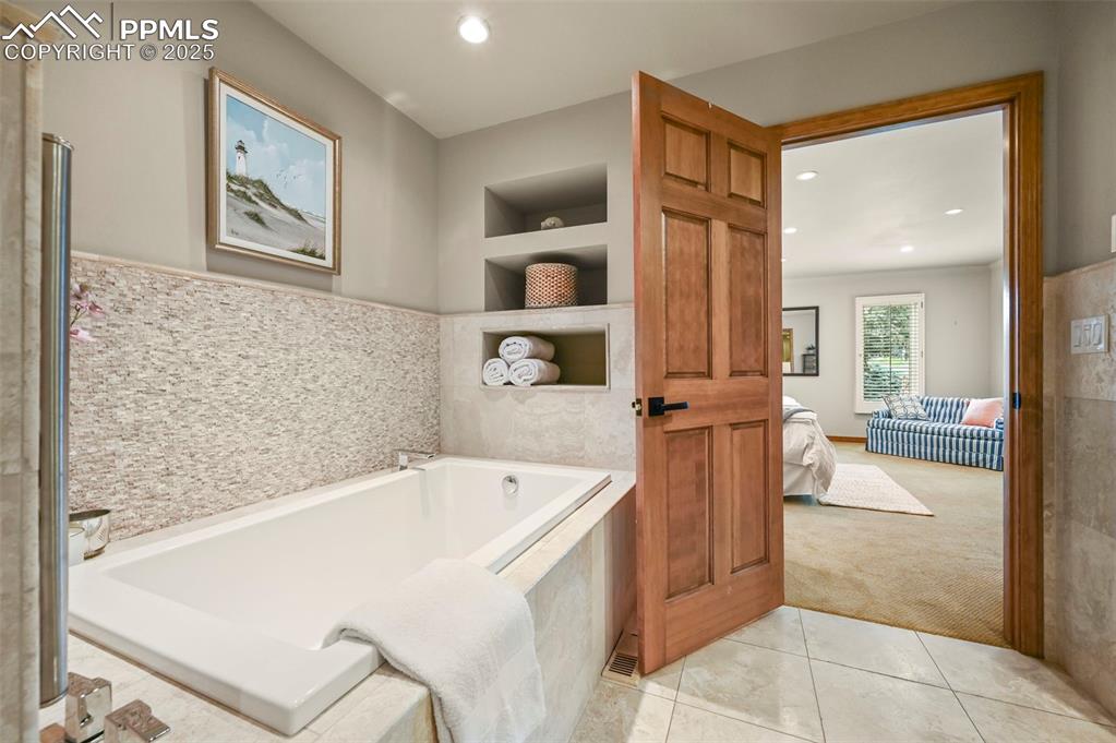 Image 26 of 49: Large soaking tub