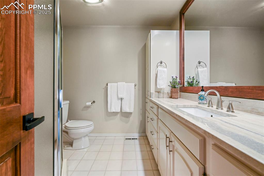 Image 29 of 49: en-suite bath