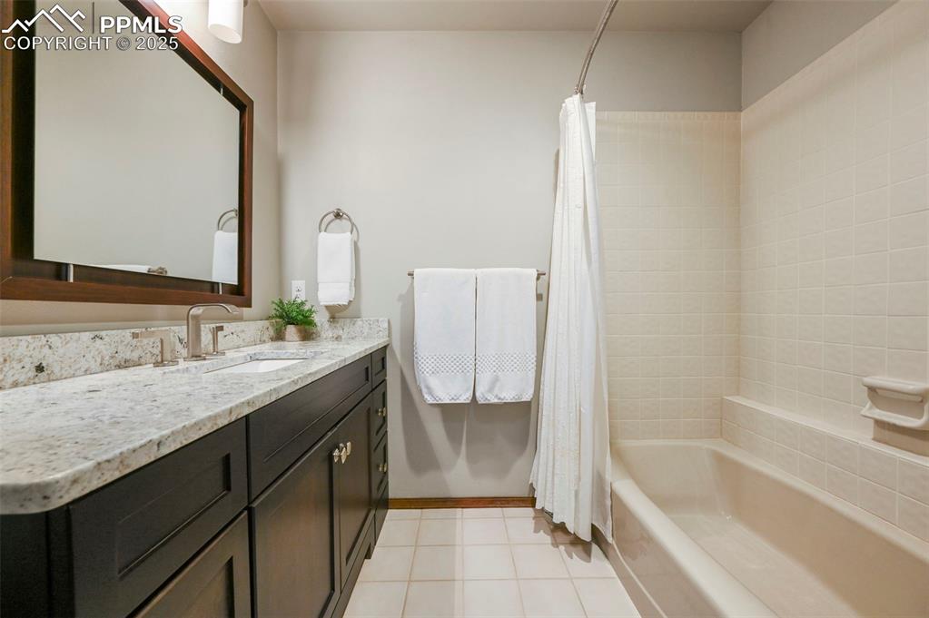 Image 32 of 49: Ensuite bath