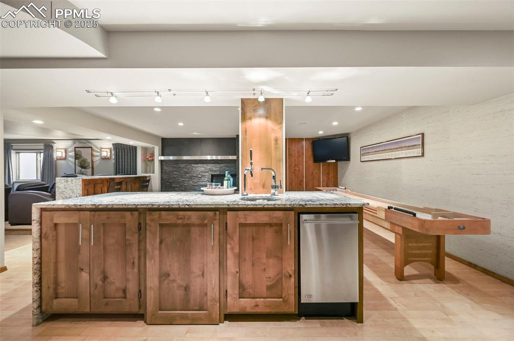 Image 35 of 49: well-equipped wet bar