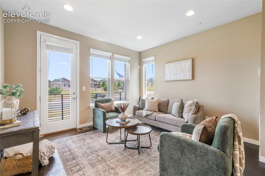 Image 19 of 50: Living Room