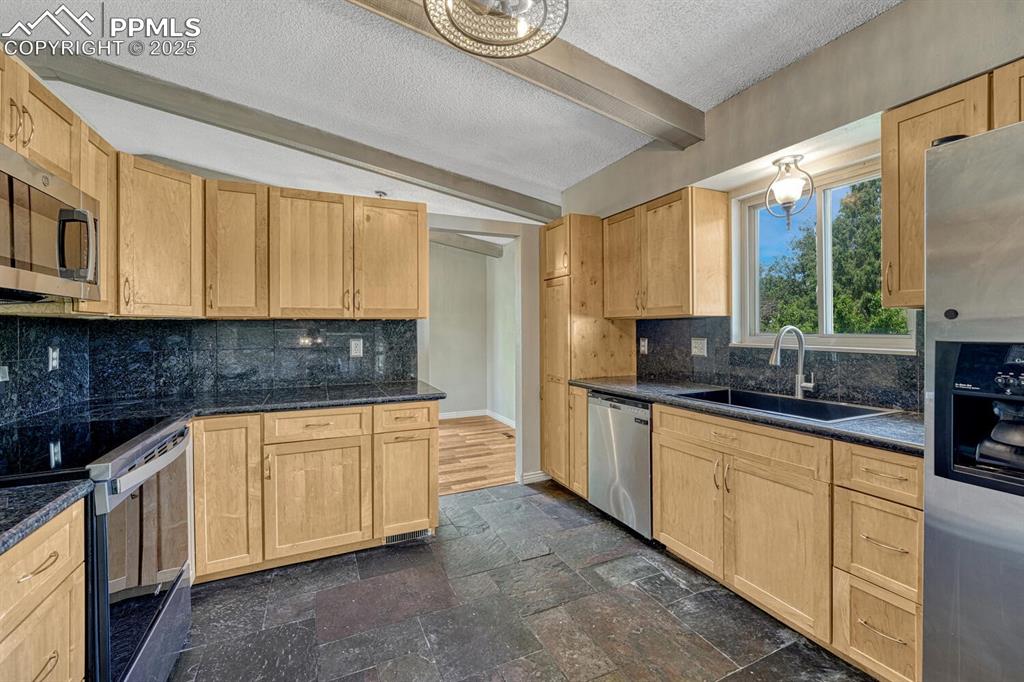 Image 10 of 50: Kitchen