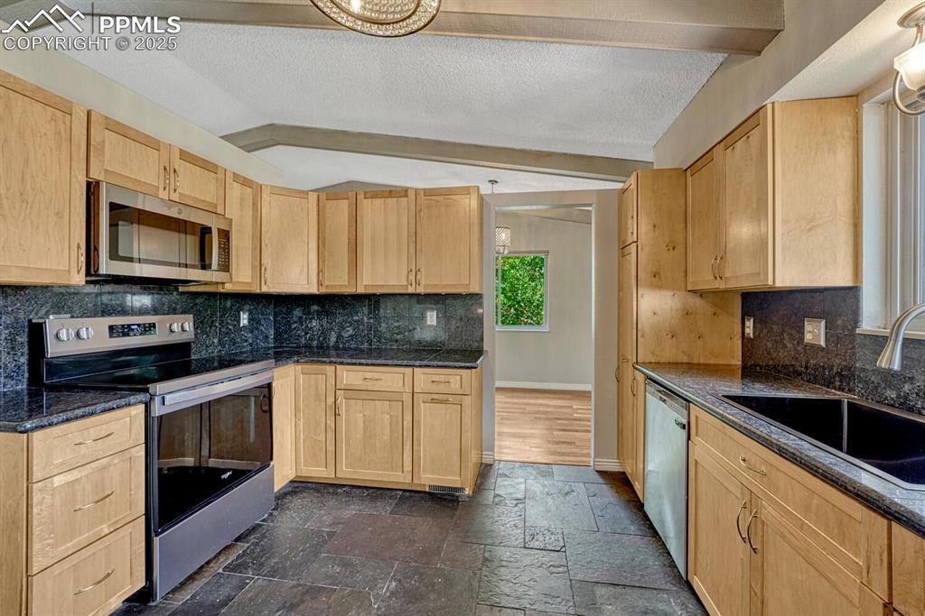 Image 11 of 50: Kitchen