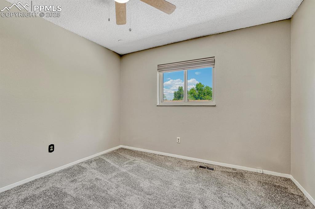 Image 19 of 50: Bedroom