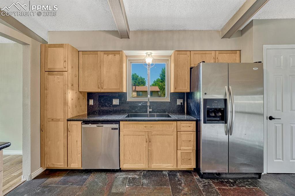 Image 9 of 50: Kitchen