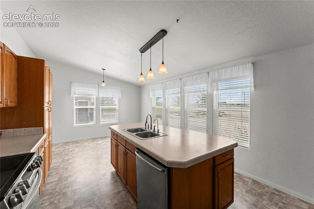 Image 10 of 49: Kitchen