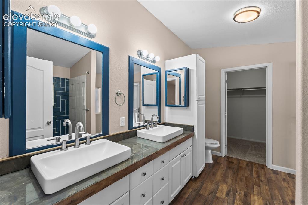 Image 19 of 49: Bathroom