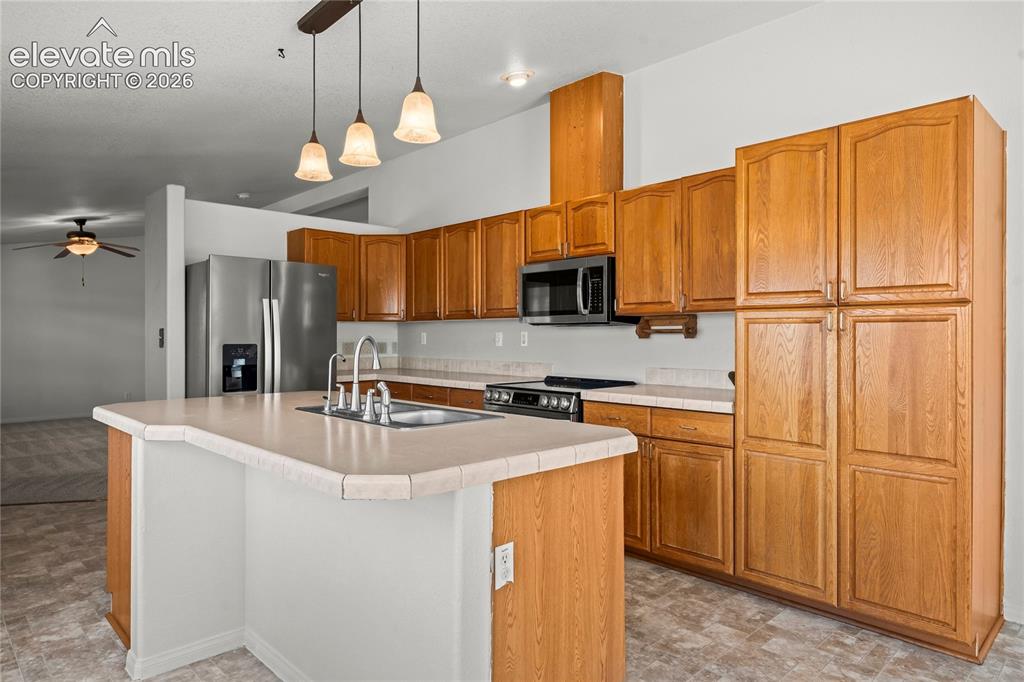 Image 6 of 49: Kitchen